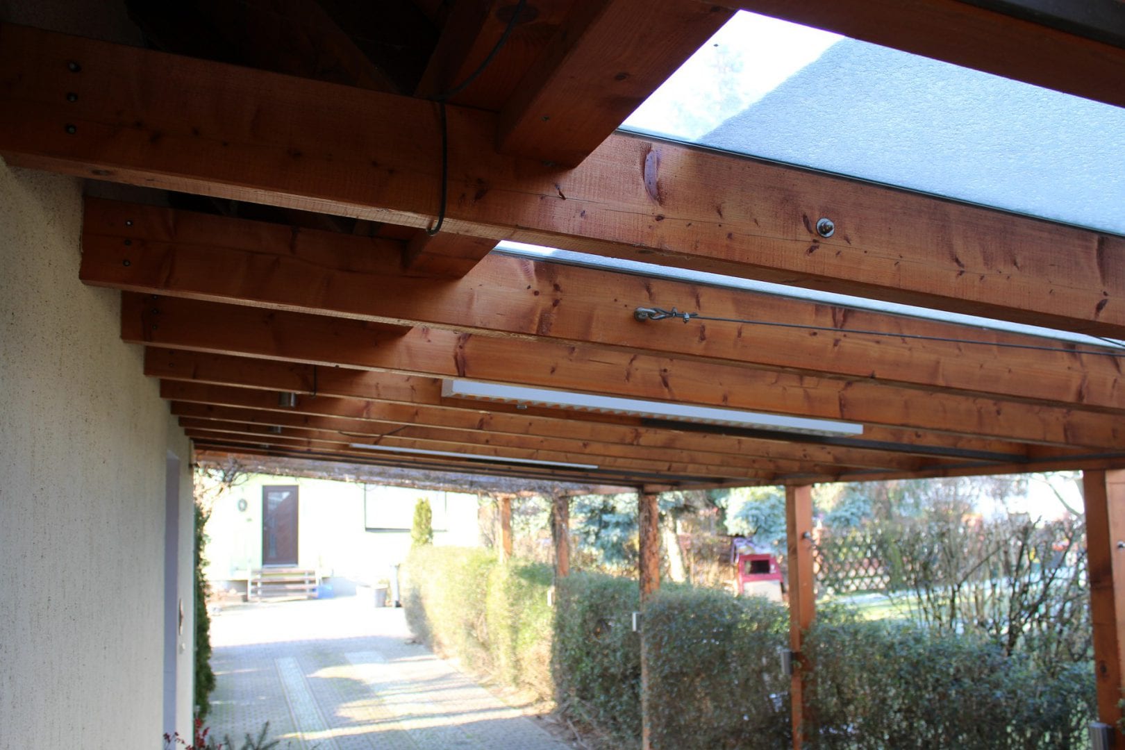 Carport mit transparenter Dachfläche, Rankhilfenkonstrukion