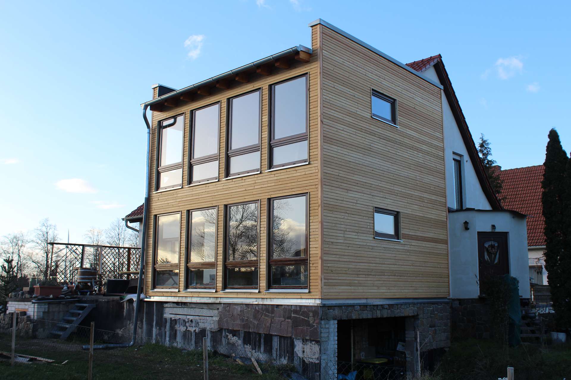 Zwei Etagen auf einer Garage, mit blick auf die Fenster, individuell angefertigt - Zimmerei Leipzig